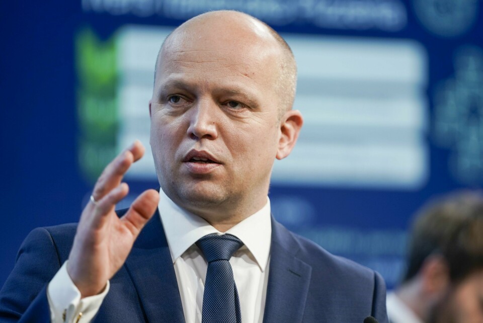 BETALER: Finansminister Trygve Slagsvold Vedum sier at staten skal betale for at fylker og kommuner skal kunne oppløses. Foto: Terje Pedersen / NTB Regjeringen har ikke mer å gi i lønnsstøtte uten å komme i strid med EUs konkurranseregler, hevder finansminister Trygve Slagsvold Vedum (Sp). Ikke riktig, svarer Esa. Foto: Terje Pedersen / NTB
