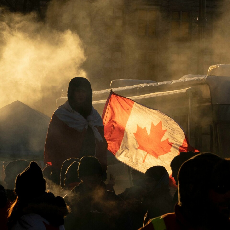 OTTAWA: Demonstranter er i Ottawa i Canada. De er imot korona-regler. Bildet viser demonstranter i Canada. Foto: Adrian Wyld / The Canadian Press via AP / NTB