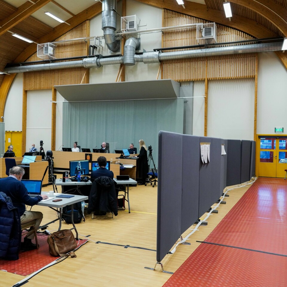 NEI: Telemark tingrett sier nei til å slippe Breivik ut fra fengsel på prøve. Bildet er fra rettssaken sist måned. Bildet er av det midlertidige rettslokalet som ble laget i Skien fengsel i januar. Folk sitter ved små bord. Det er høyt under taket av det som til vanlig er en gymsal. Foto: Ole Berg-Rusten / NTB