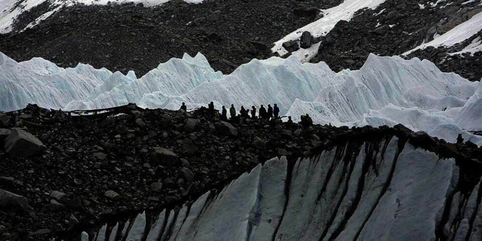 FJELL: Jordskjelvet førte til snøskred på Mount Everest. 22 klatrere er døde. Det er mange i området som ikke har vært mulig å kontakte.