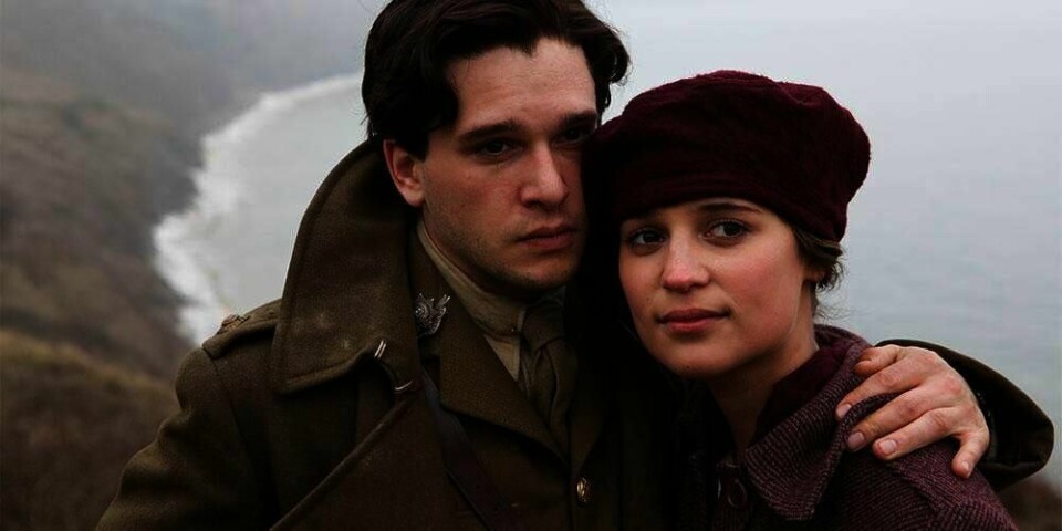 KJENT: I filmen «The Testament of Youth» spiller Alicia Vikander Vera Brittain. Hun ble en av Englands mest kjente pasifister etter andre verdenskrig. Her er hun sammen med kollega Kit Harington.