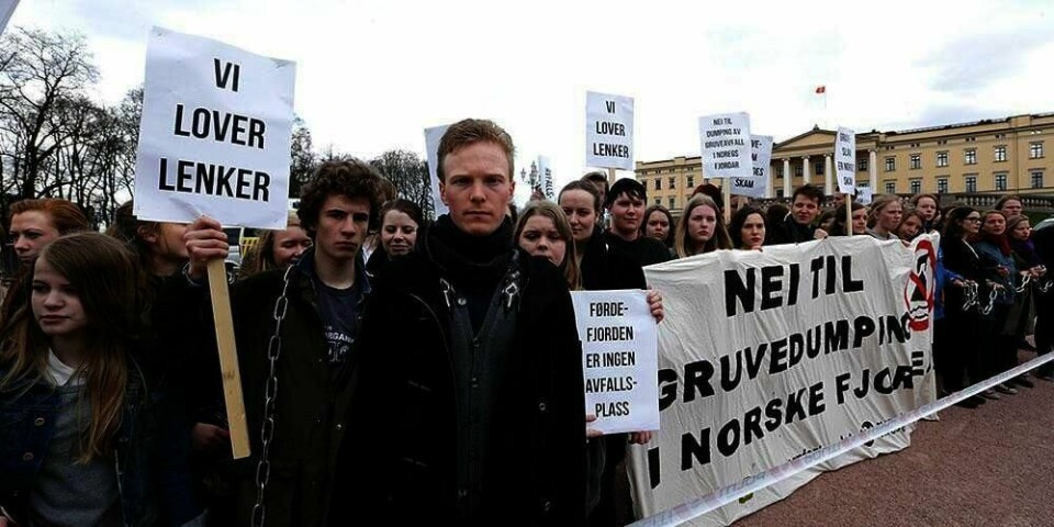 DEMONSTRERER: Miljø-organisasjonen Natur og Ungdom demonstrerer foran Stortinget. De mener gruveselskapet 'Nordic Mining' ikke må få dumpe avfall i Førdefjorden. Leder av Natur og Ungdom, Arnstein Vestre, i midten.