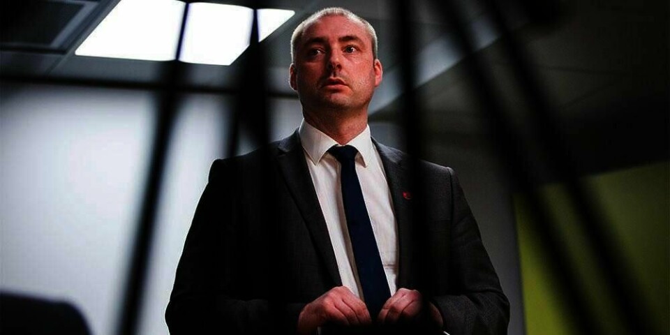 STRENGERE:  Arbeids- og sosialminister Robert Eriksson vil endre regler. Han vil at folk ikke skal få ta norsk trygd ut av landet i mer enn seks uker. I dag sier reglene seks måneder.