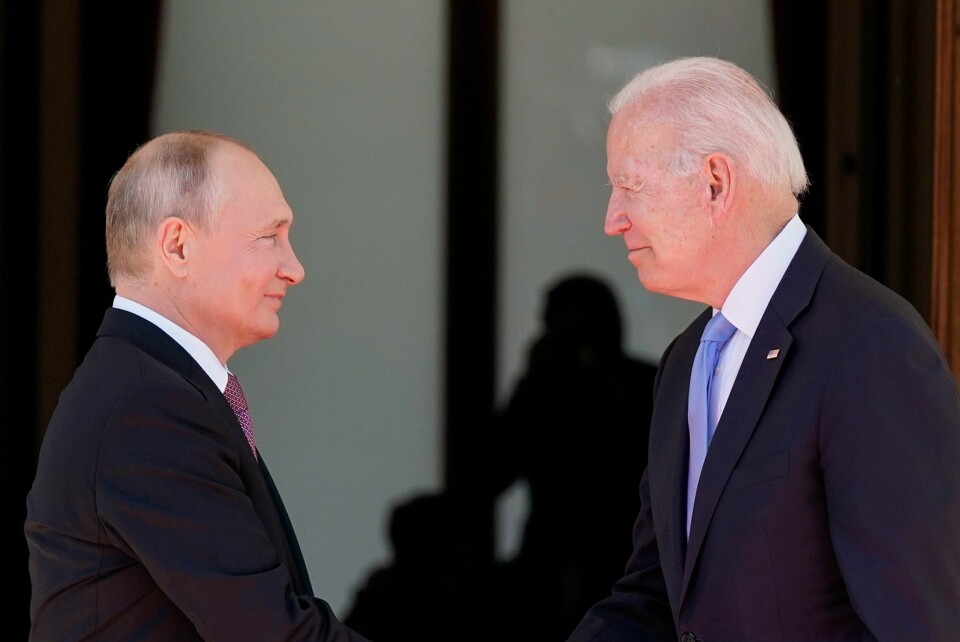 MØTE: USAs president Joe Biden (til høyre) og Russland president Vladimir Putin vil møtes om Ukraina. Dette bildet er fra i sommer. Bildet viser presidentene Vladimir Putin og Joe Biden som møtte hverandre i Geneve i juni. Foto: AP / NTB