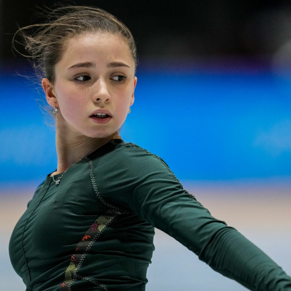 RUSSLAND: Kamila Valjeva får fortsette i OL. Kamila Valjeva får delta i resten av OL. Foto: Bernat Armangue / AP / NTB