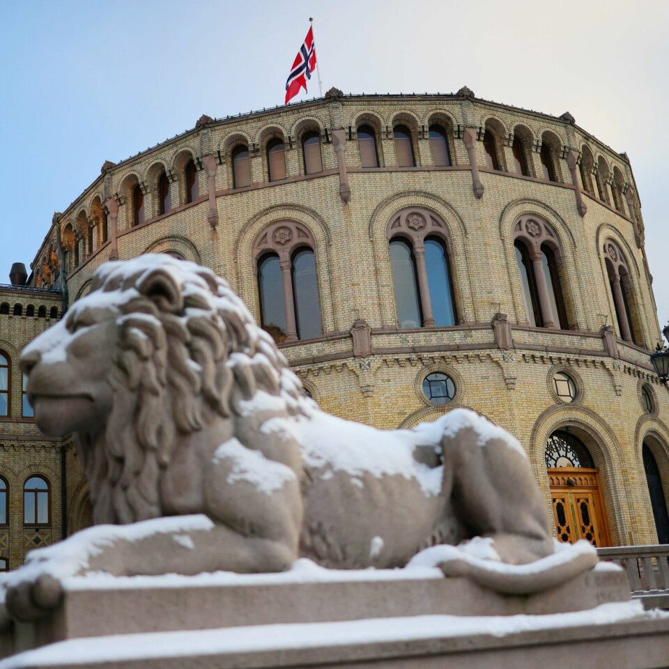 DEMOKRATI: Norge er øverst på lista over land med mest demokrati. Bildet viser Stortinget med en løvestatue dekket av snø foran.