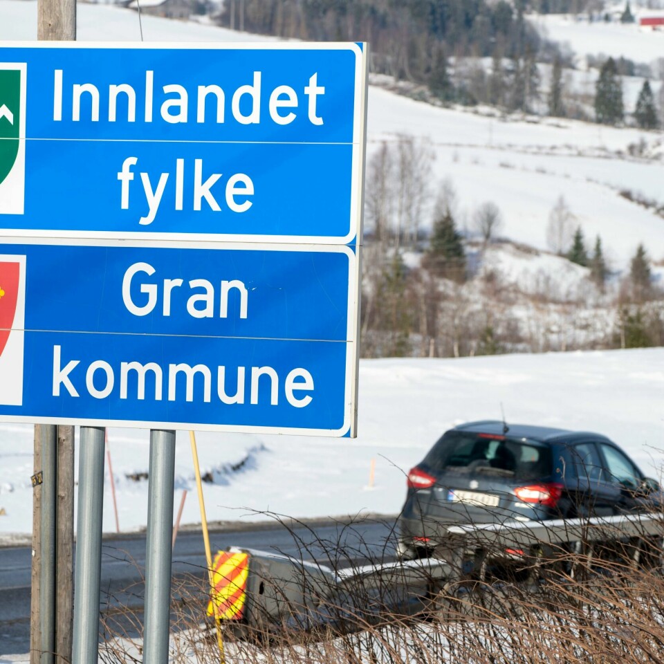 BEVART: Politikere sa ja til å bevare Innlandet fylke. De stemte nei til å dele det til Oppland fylke og Hedmark fylke igjen. Bildet er av to skilt langs en bilvei. På det ene står det Innlandet fylke. En bil kjører forbi. Foto: Terje Pedersen / NTB