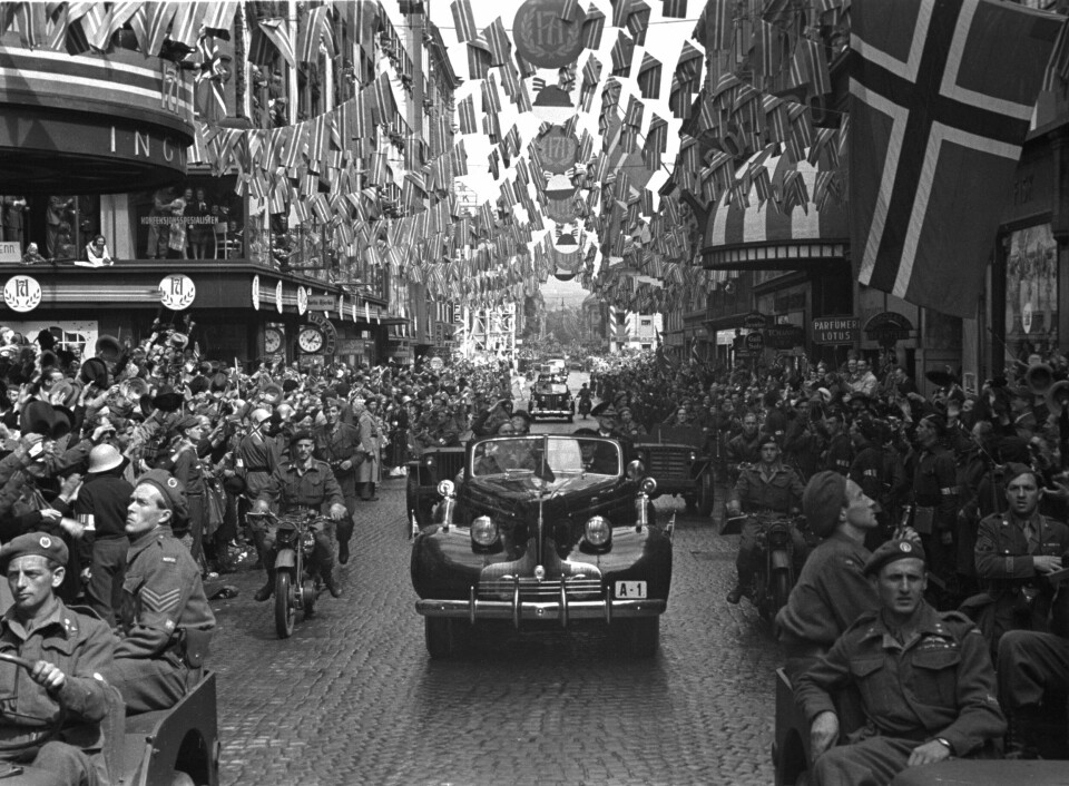 FRIGJØRINGS-BILEN: 7. juni 1945 ble kongefamilien kjørt gjennom Oslo i kongebilen A-1. Slik så A-1 'frigjøringsbilen' ut under jubelferden i 7. juni i 1945, da kong Haakon ble ønsket tilbake til landet etter krigen. Bilen kjører her igjennom Torggata i Oslo, og baldakinen på høyre side er tidligere Eldorado kino.Foto: NTB / NTB