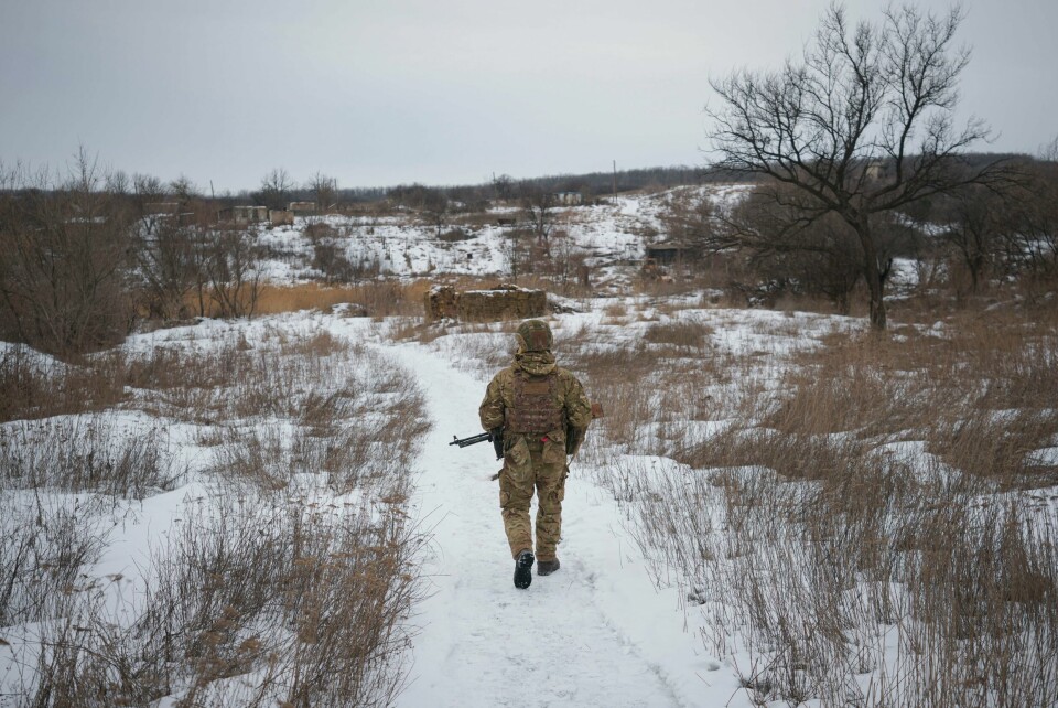 GRENSE: En ukrainsk soldat går nær fronten i Lugansk. Området har sagt at de vil være uavhengig fra resten av landet. Bildet er av en ukrainsk soldat som går i snøen nær fronten i utbryterregionen Luhansk tidligere denne måneden. Illustrasjonsfoto: Vadim Ghirda / AP / NTB
