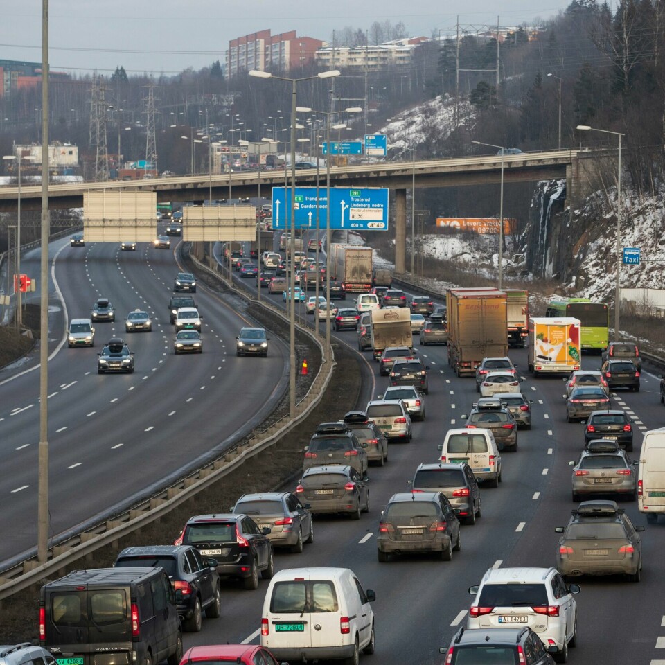 TRAFIKK: Det er mye trafikk ut av Oslo fredag før vinterferien. Bildet viser E6 ved Alnabru i Oslo med mye biltrafikk.