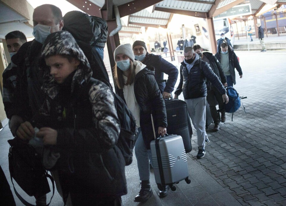 TOG: Ukrainere dro med tog fra Kharkiv til Przemysl i Polen. Mange andre ukrainere drar ut av landet. Bildet viser ukrainere som har ankommet med tog fra Kharkiv til Przemysl i Polen. Foto: Maciek Luczniewski / AP / NTB