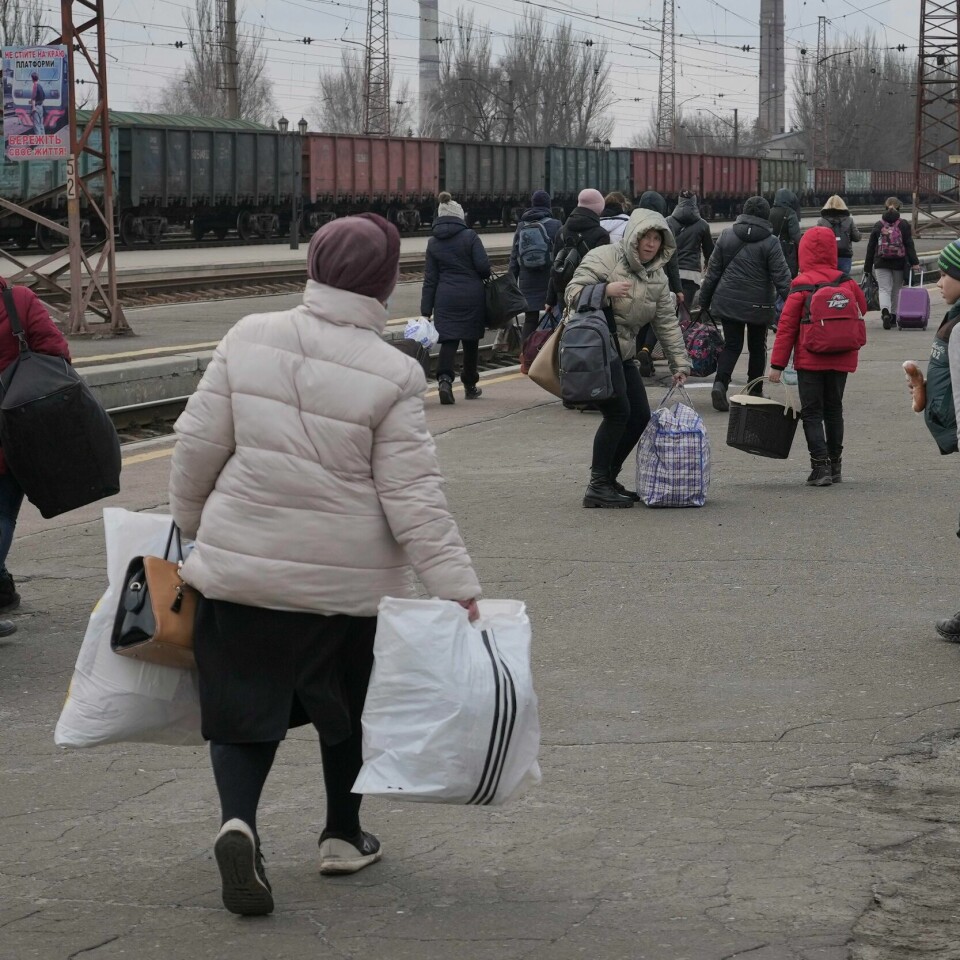 FLYKTER: Folk på flukt venter på et tog i Kostiantynivka i Donetsk i Ukraiana. Russland bruker luftvåpen og soldater for å ta deler av Ukraina. Foto: AP /Vadim Ghirda Folk venter på et tog til Kyiv fra Kostjantynivka i Donetsk i Øst-Ukraina etter det russiske angrepet natt til torsdag. Foto: Vadim Ghirda AP/ NTB