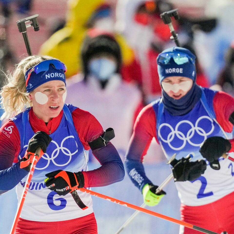 MEDALJER: Tiril Eckhoff (til venstre) og Marte Olsbu Røiseland tok hver sin medalje på fellesstarten fredag. Bildet viser Tiril Eckhoff og Marte Olsbu Røiseland under fellesstarten i skiskyting i OL fredag.