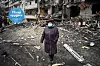 Bildet viser en eldre dame som står i ruinene etter et angrep. Bildet er fra Kyiv i Ukraina.