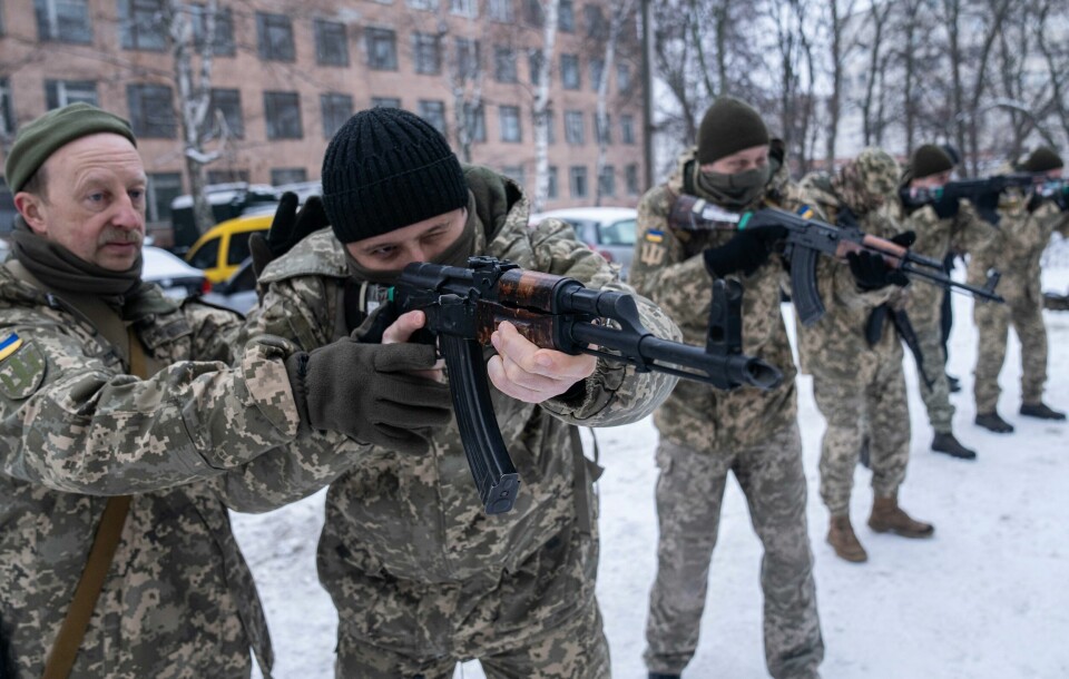 TRENER: Frivillige ukrainske soldater trente i Kharkiv i januar. En knapp måned senere invaderte Russland landet. Nå ønsker også mange nordmenn å kjempe i krigen, ifølge Ukrainas ambassade i Norge. Bildet viser frivillige, ukrainske soldater som trener i Kharkiv. Bildet er tatt i januar.