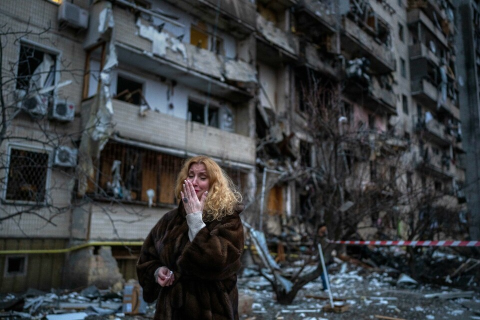 ØDELAGT: Natali Sevriukova står foran et hus som er ødelagt av et rakettangrep i Ukraina fredag. Bildet viser Natali Sevriukova foran et hus som er ødelagt etter et rakettangrep i Ukraina fredag.