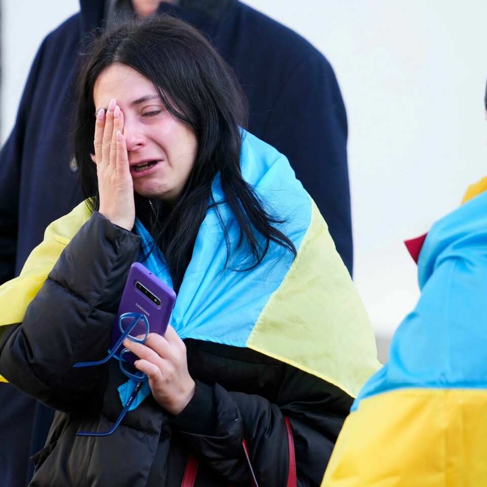 UKRAINER: Olga Lietnieva er fra Ukraina. Hun er på ferie i Norge. Lietnieva hadde møtt opp foran den russiske ambassaden for å demonstrere torsdag. Her har hun fått en telefon fra sin tante i byen Donetsk i hjemlandet. Bildet viser Olga Lietnieva som er fra Ukraina og er på ferie i Norge. Hun gråter etter en telefon fra tanta i Ukraina. Foto: Heiko Junge / NTB