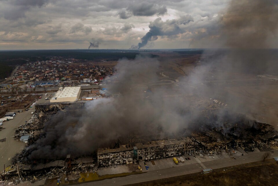KRIG: En fabrikk og en butikk brenner etter at de ble bombet søndag. Bildet er fra Irpin utenfor Ukrainas hovedstad Kyiv. Bildet viser flere bygg som brenner etter et russisk luftangrep i Irpin utenfor hovedstaden Kyiv i Ukraina søndag.