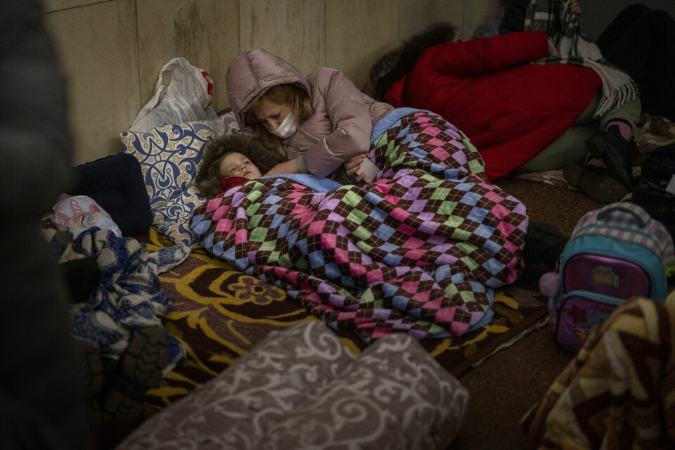 TILFLUKT: Folk søker ly på en av t-banestasjonene i Kyiv i Ukraina. Der får de beskyttelse mot russiske angrep mot byen. (Foto: Emilio Morenatti /AP/NTB scanpix) Folk forsøker å få litt hvile i en undergrunnsstasjon i Kyiv. Foto: Emilio Morenatti / AP / NTB
