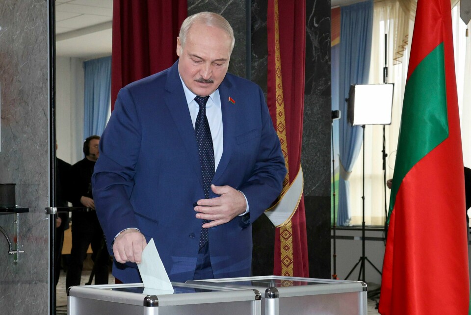 STEMTE: Folk i Hviterussland stemte over om de vil ha atomvåpen i landet denne uka. Et flertall stemte det samme som president Aleksandr Lukasjenko. Bildet er av hviterusslands president Aleksandr Lukasjenko. Han putter stemmen sin i en stemmeurne. Foto: BelTA pool via AP / NTB