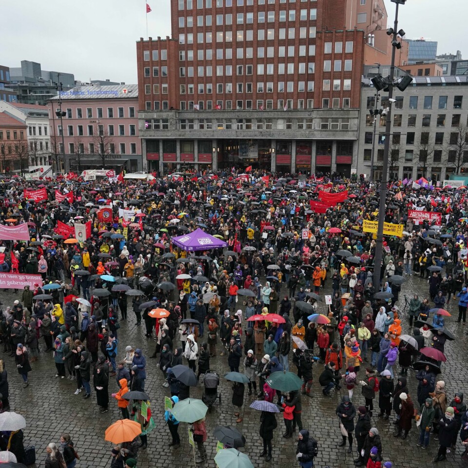 2020: Her markerer folk 8. mars på Youngstorget i Oslo i 2020. Like etter stengte landet på grunn av korona. Bildet viser 8. mars-markering og mange folk på Youngstorget i Oslo i 2020, få dager før landet ble nedstengt. Foto: Fredrik Hagen / NTB