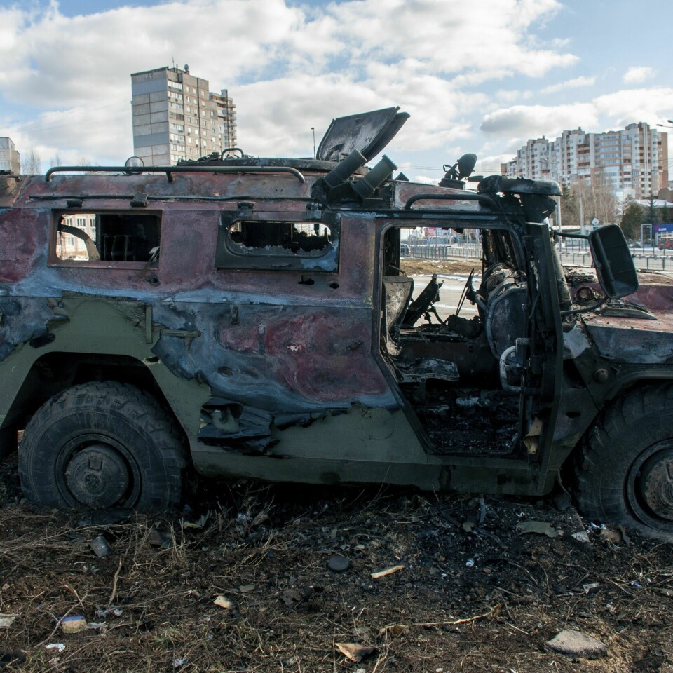 KAMPER: Et ødelagt militært kjøretøy står igjen i byen Kharkiv etter kamper søndag. Bildet viser et utbrent militært kjøretøy i Kharkiv i Ukraina.