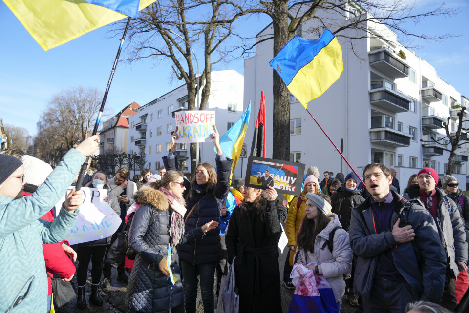 DEMONSTRERER: Mange i Oslo demonstrerer mot krigen i Ukraina. Demonstrasjon foran den russiske ambassaden i Oslo. Både russere og ukrainere møtte opp for å markere sin motstand mot de pågående krigshandlingene i Ukraina.Foto: Heiko Junge / NTB