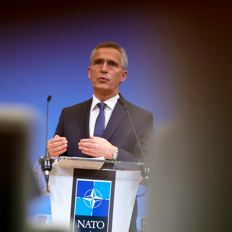 ADVARER: Nato-sjef Jens Stoltenberg holdt en presse-konferanse tirsdag. Han fortalte hvordan Nato vil svare på det Russland gjør og har varslet i Ukraina. (AP Photo/Olivier Matthys) Natos generalsekretær Jens Stoltenberg anklager Russland for åpen militær handling i Ukraina. Foto: Olivier Matthys / AP / NTB