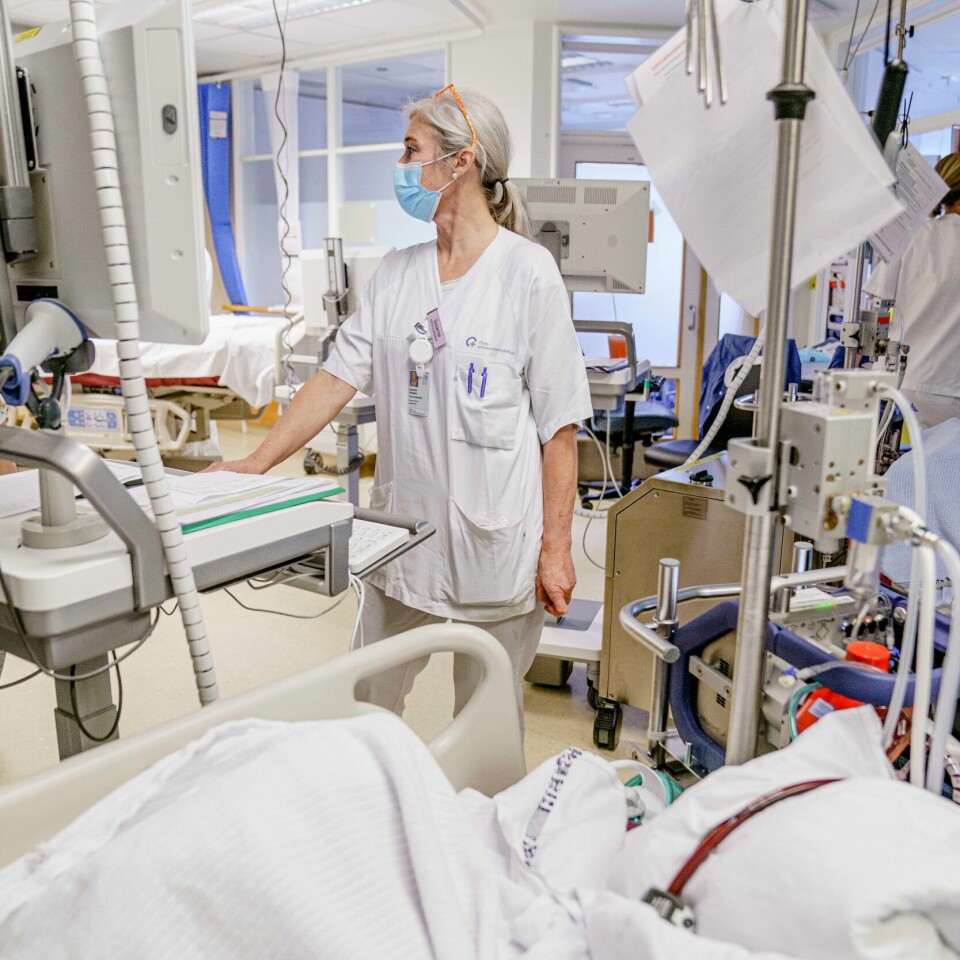 KORONA: Bilder viser intensivsykepleier Susanne Haugeto. Hun følger med en pasient på intensiv-avdelingen på Rikshospitalet i Oslo. Bildet viser intensivsykepleier Susanne Haugeto som overvåker en pasient på generell intensiv 1 på Rikshospitalet i Oslo. Foto: Stian Lysberg Solum / NTB