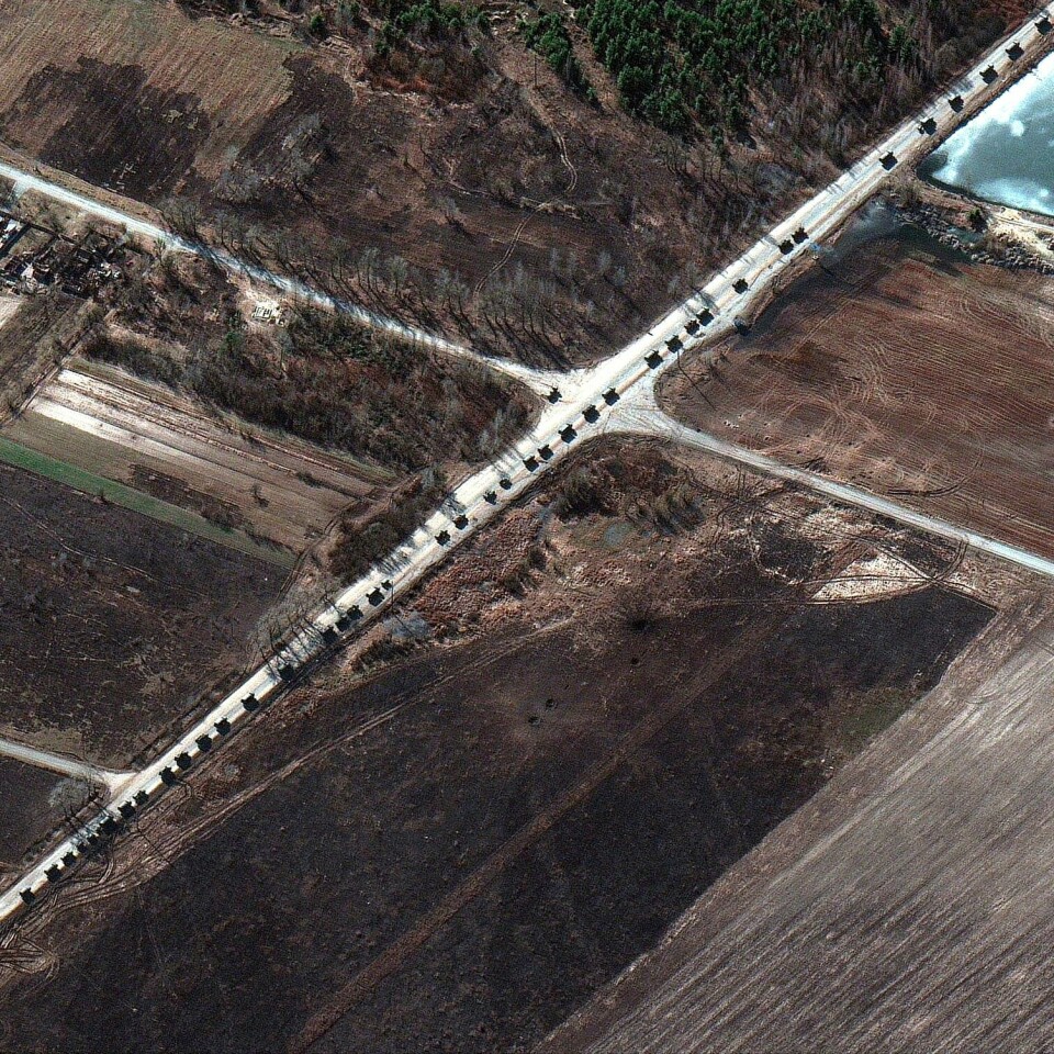 REKKE: Her er en lang rekke med soldater på vei mot Kyiv i Ukraina. De var nordvest for Invankiv mandag. (Satellite image ©2022 Maxar Technologies via AP) Bildet viser en lang rekke med militære kjøretøy som er på vei mot Kyiv. Satellite image ©2022 Maxar Technologies via AP