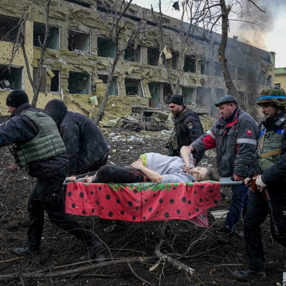 SKADD: Helsearbeidere og frivillige bærer en gravid kvinne. Hun ble skadd i angrepet på sykehuset i Mariupol onsdag. Foto: Evgeniy Maloletka / AP / NTB Helsearbeidere og frivillige bærer en gravid kvinne som ble rammet av sykehusangrepet i Mariupol onsdag. Foto: Evgeniy Maloletka / AP / NTB