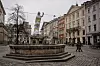 En av de innpakkede skulpturene i Lviv sentrum fotografert fredag 4. mars. Foto: Bernat Armangue / AP / NTB