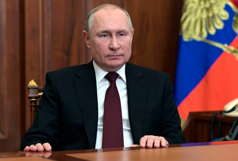 ATOMVÅPEN: Russland har gjort atomvåpen klare til kamp. Det bekrefter forsvars-departementet i landet. Bildet viser Russlands president Vladimir Putin under en TV-sendt tale tidligere denne måneden.
