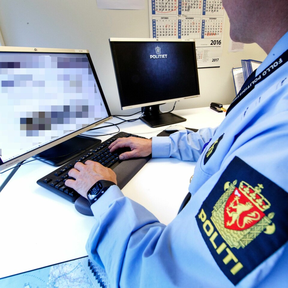 LENGE: Ofre for flere typer alvorlig kriminalitet må vente for lenge på at politiet gjør noe med deres sak. Det er noe av det Riksrevisjonen har funnet ut. Bildet er av en mann i politiuniform som sitter ved en pult. Han jobber på en datamaskin. Illustrasjonsfoto: Gorm Kallestad / NTB