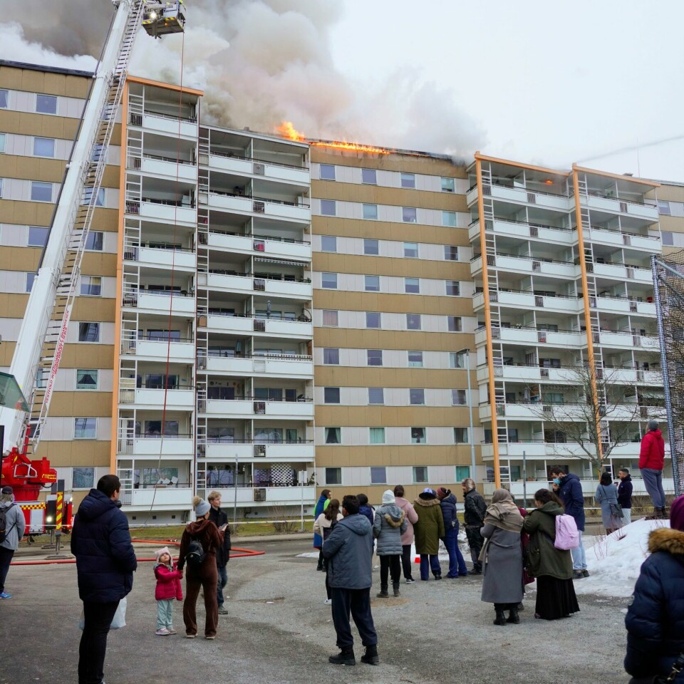 BRANN: Det begynte å brenne i en boligblokk i Drammen onsdag. Bildet viser beboerne utenfor en boligblokk som brenner.Foto: Terje Bendiksby / NTB