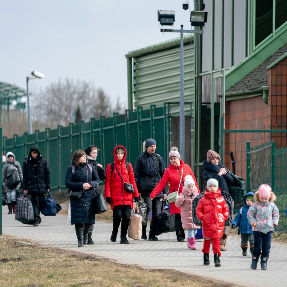 FLYKTER: Over to millioner ukrainere har flyktet etter at Russland invaderte landet. Norske kommuner forteller sier at de foreløpig kan ta imot 22.000 av dem. Bildet viser ukrainere som krysser grensen til Polen, på flukt fra Russlands invasjon.