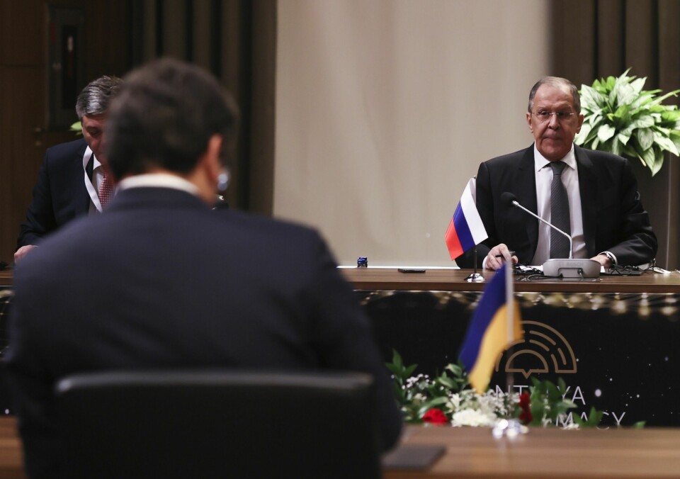 MØTE: Russlands utenriksminister Sergej Lavrov møtte Ukrainas utenriksminister Dmytro Kuleba (med ryggen til). Bildet viser Russlands utenriksminister Sergej Lavrov under torsdagens møte. Med ryggen til, Ukrainas utenriksminister Dmytro Kuleba. Foto: Cem Ozdel / Tyrkias utenriksdepartement / AP / NTB