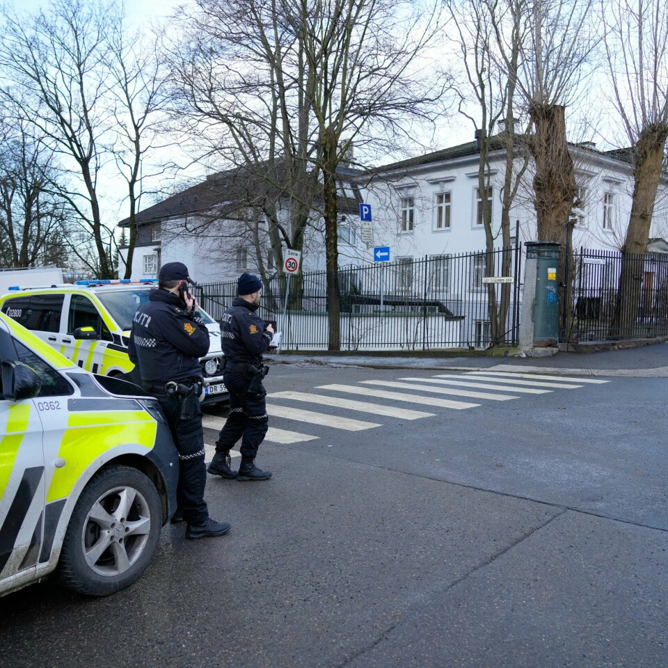 HAT: Politiet står foran ambassaden til Russland i Oslo. Torsdag 24. februar gikk Russland til angrep på Ukraina. Politiet har fått flere tips om at folk fra Russland og Ukraina opplever hat som følge av krigen. Politiet utenfor Russlands ambassade dagen etter at Russland hadde gått til angrep på Ukraina. Foto: Heiko Junge / NTB