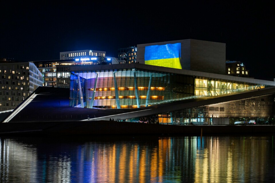 BJØRVIKA: Den Norske Opera & Ballett er i Bjørvika i Oslo. De har vist sin støtte til Ukraina etter invasjonen. Bildet viser Operaen i Bjørvika i Oslo som ble lyst opp med det ukrainske flagget. Foto: Håkon Mosvold Larsen / NTB