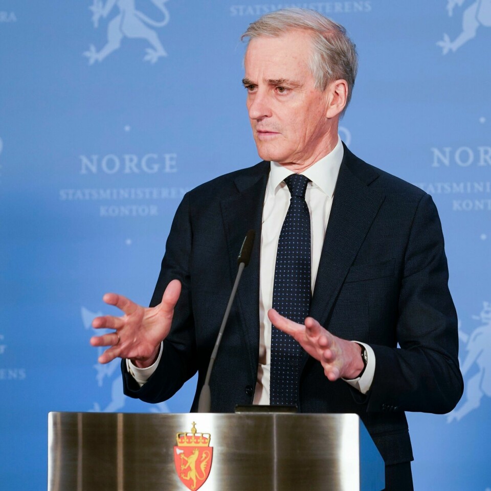 KREVENDE: Jonas Gahr Støre har ikke fått noen lett start på jobben som statsminister. Flere kriser kan være årsak til at én av fire mener han gjør en dårlig jobb. Bildet er av statsminister Jonas Gahr Støre. Han har på dress og står bak en talerstol. Han står foran en blå vegg. Foto: Terje Bendiksby / NTB