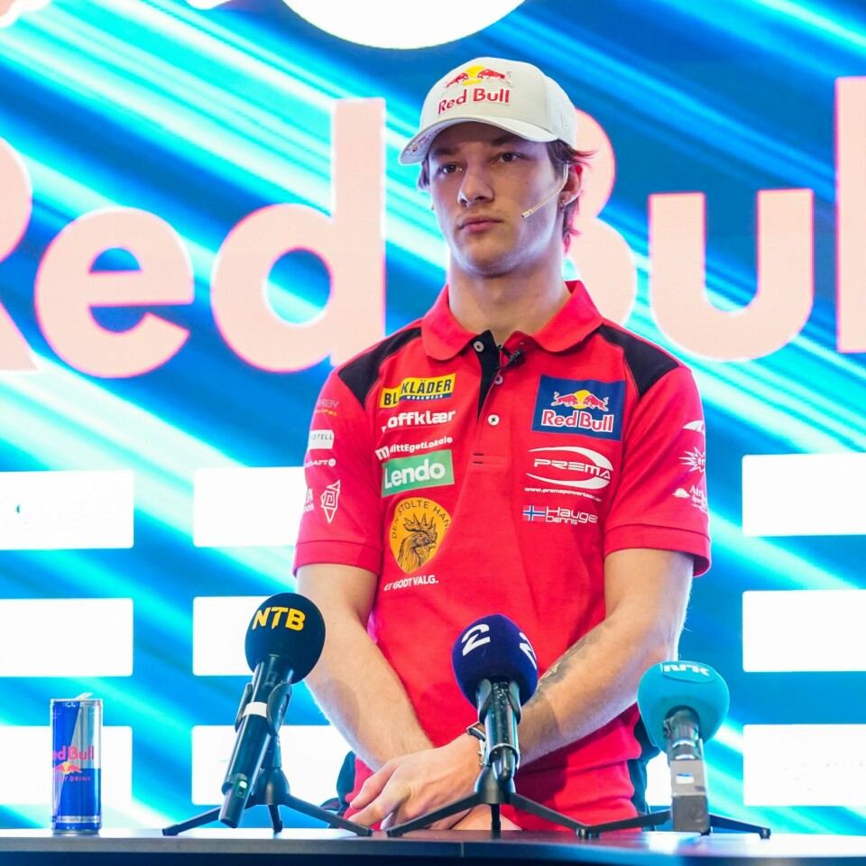 MOTORSPORT: Dennis Hauger skal ta revansje fra sist helg. Her er han fra en presse-konferanse før mesterskapet startet. Dennis Hauger er på en pressekonferanse. Han har på seg en rød t-skjorte med sponsorer på og en Red Bull-caps.