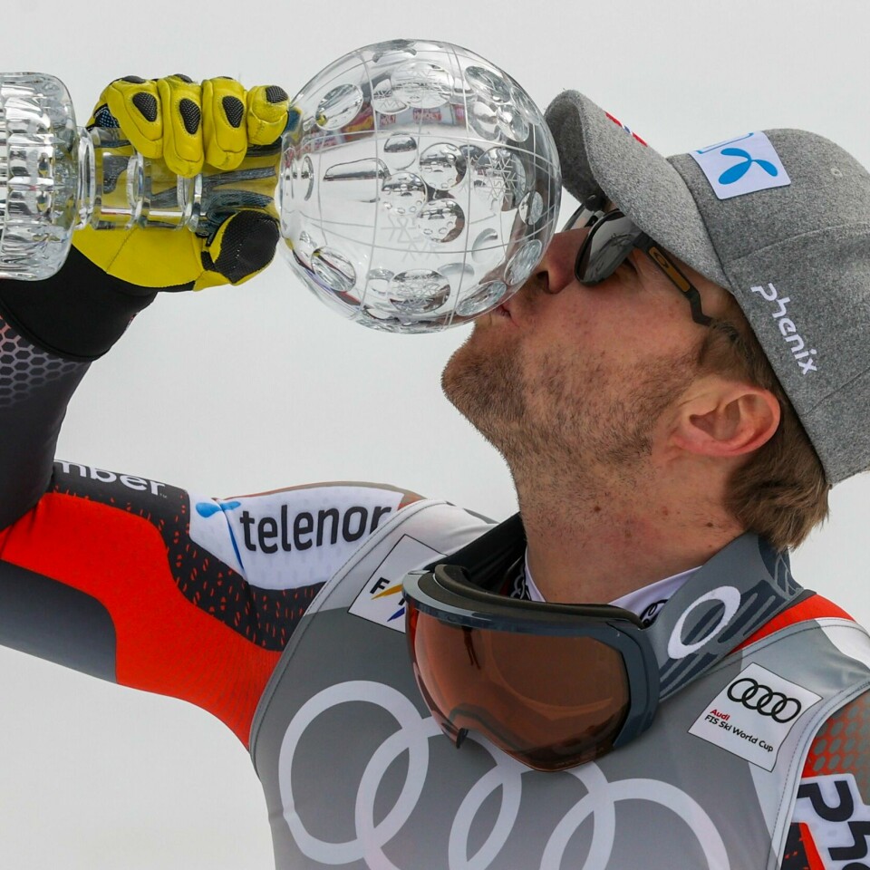 JUBEL: Aleksander Aamodt Kilde kunne juble med utforkula. Den blir gitt til den beste alpinisten i øvelsen utfor. Bildet er av Aleksander Aamodt Kilde som kysser et trofé av glass. Det er en kule, kjent som utforkula. Den er et bevis på at han har vunnet verdenscupen i utfor. Han har skibrillene hengende rundt halsen. Han har på caps og solbriller. Foto: Alessandro Trovati / AP / NTB