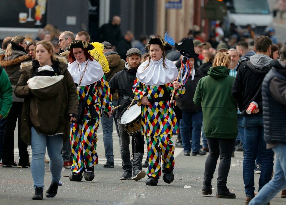 KARNEVAL: En bil kjørte i full fart på en folkemengde som feiret karneval i Belgia søndag. Seks personer ble drept. Ti er livstruende skadd. Bildet viser folk som drar hjem fra karnevalet i en liten by i Belgia, etter at en bil kjørte på og drepte seks personer.