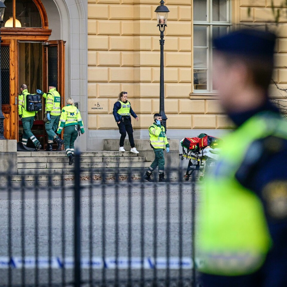 SKOLE: To kvinner ble drept i et angrep. Det skjedde ved en skole i Malmö i Sverige. Bildet viser politifolk og ambulansepersonell som jobber ved en skole i Malmö. Det hadde skjedd et angrep der. Foto: Johan Nilsson/TT / NTB