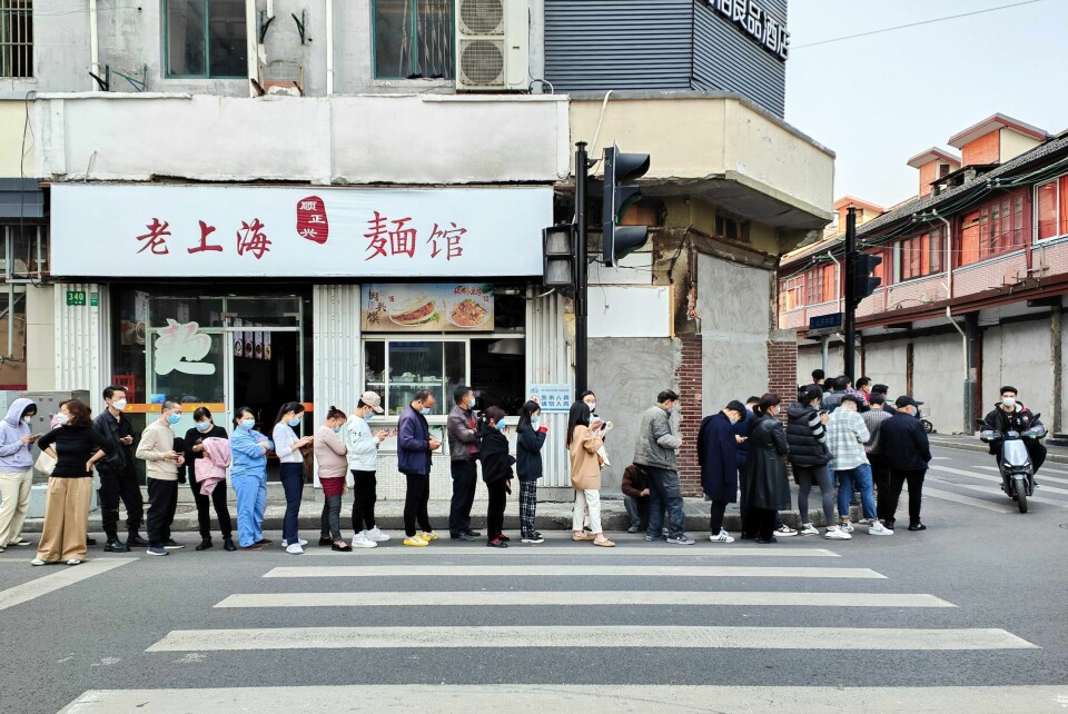 KØ: Folk i Shanghai står i kø for å ta en test for korona for to uker siden. Siden den gang er det blitt mer smitte i byen. Nå er den i praksis stengt. Bildet er av folk i Shanghai står i kø for å ta en koronatest ved et sykehus fredag 11. mars. Foto: AP / NTB