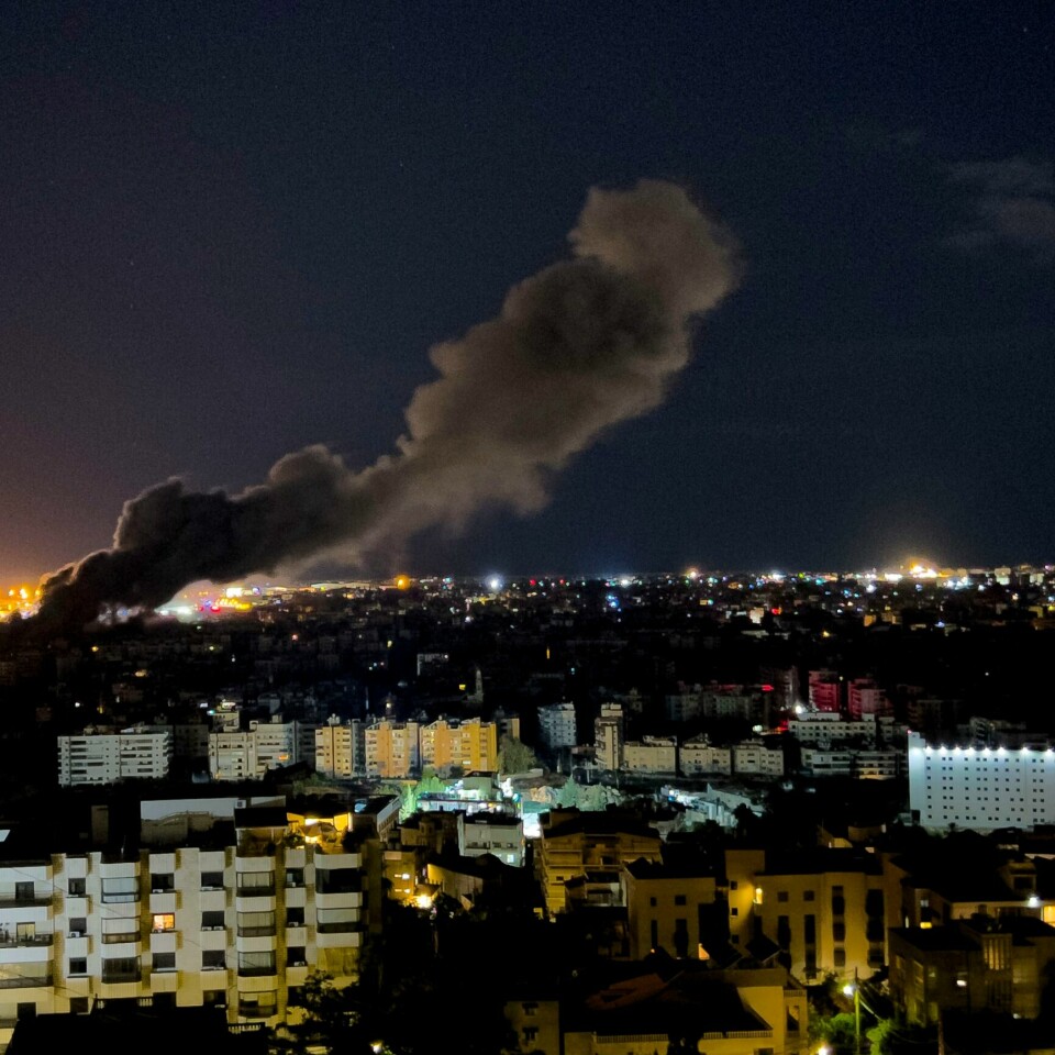 LIBANON: Røyk stiger til værs etter et israelsk luftangrep i en forstad sør i Beirut natt til tirsdag Bildet viser røyk som stiger opp etter et israelsk angrep i Beirut i Libanon.