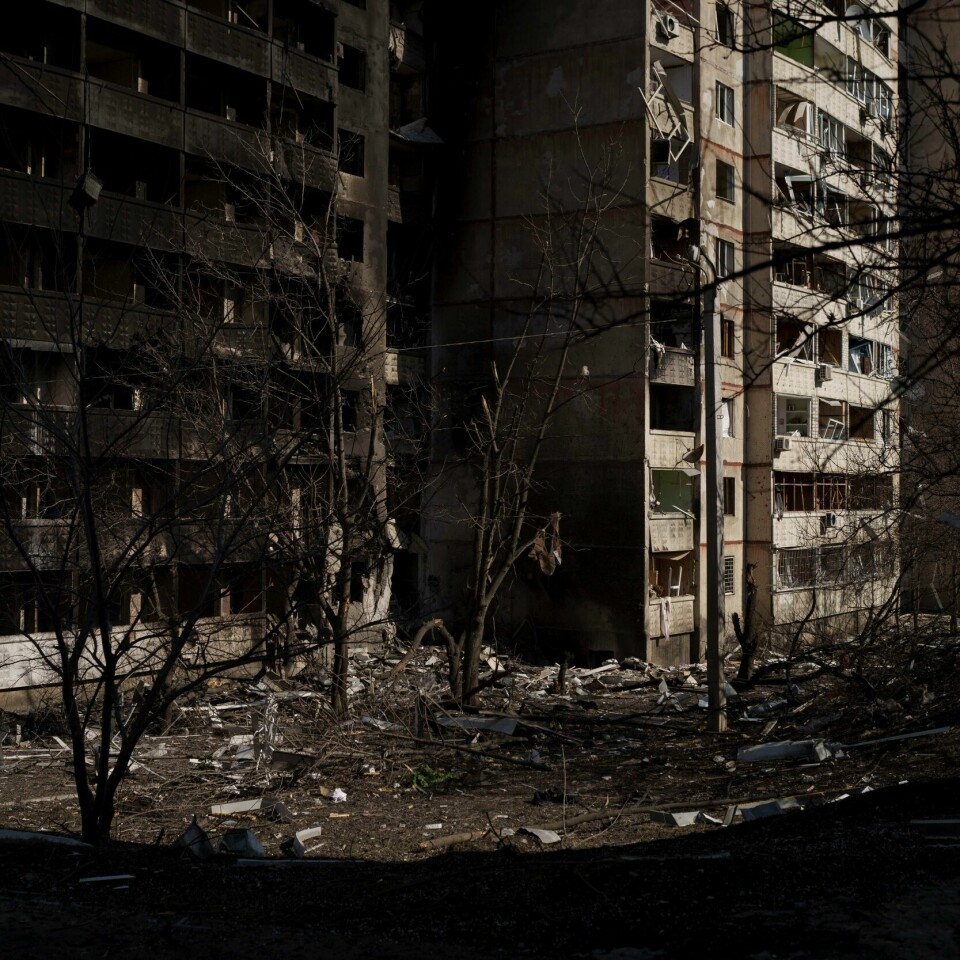 BOMBER: Slik ser leiligheter ut etter å ha blitt bombet av fly fra Russland. Bildet er fra Kharkiv. Forsker Ståle Ulriksen sier at Vesten, og Norge, må gjøre mer for å stanse krigen i Ukraina. Boligblokker i Kharkiv som er sterkt ødelagt av et russisk angrep. Foto: Felipe Dana / AP / NTB
