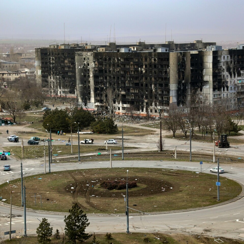 ØDELAGT: Mye i Mariupol er ødelagt. Bildet er fra utkanten av byen. Foto: Aleksej Aleksandrov / AP / NTB Bildet viser en boligblokk i Mariupol som er blant mange bygninger som er blitt utsatt for russiske angrep. Foto: Aleksej Aleksandrov / AP / NTB