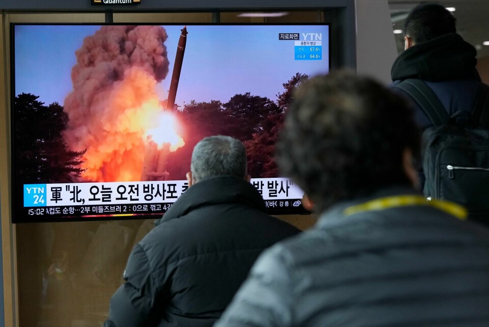 TESTER: Nord-Korea skal ha testet flere militære raketter i år. Mandag så folk i Sør-Korea på nyheter om rakettene. Bildene av raketten som blir vist her skal være fra arkivet. Bildet er av folk i Sør-Korea som ser på en TV-skjerm. De ser på en reportasje om at Nord-Korea tester raketter. TV-bildet skal vise arkivbilder. Foto: Ahn Young-joon / AP / NTB