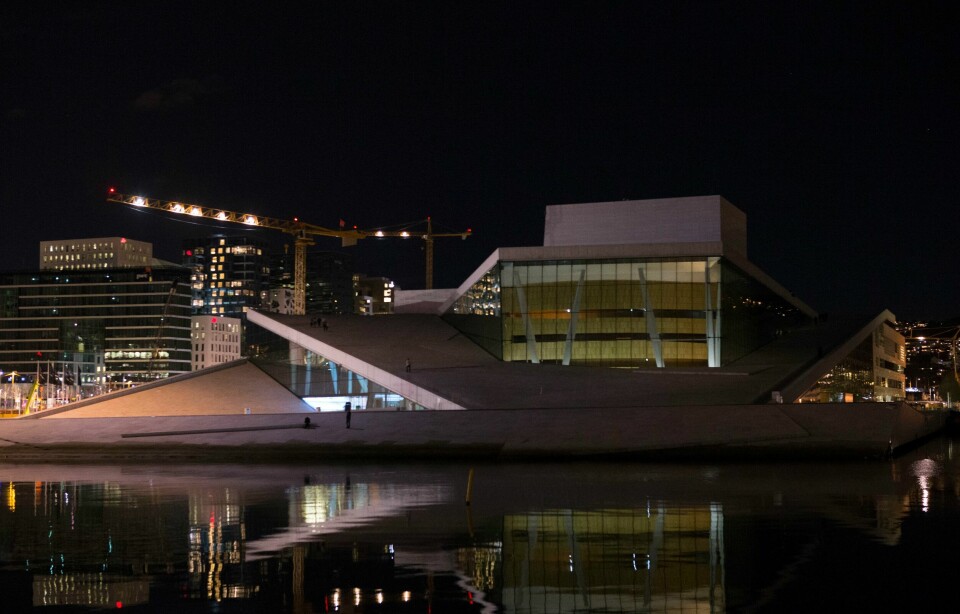 EARTH HOUR: Flere kjente bygg i Norge vil også slukke lyset mellom 20.30 og 21.30 lørdag kveld. Her er Operahuset i Oslo fra fjorårets markering. Flere kjente bygg i Norge vil også merker Earth Hour mellom 20.30 og 21.30 lørdag kveld. Her Operahuset i Oslo fra fjorårets markering. Arkivfoto: Torstein Bøe / NTB